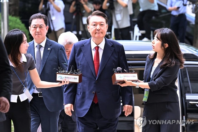 Cựu tổng thống Hàn Quốc Yoon Suk-yeol (giữa) đến Tòa án quận Trung tâm Seoul ngày 9/7. Ảnh: Yonhap
