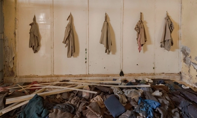 Áo tù nhân cùng các vật dụng khác bị bỏ lại trong một buồng giam của nhà tù Saydnaya. Ảnh: WSJ
