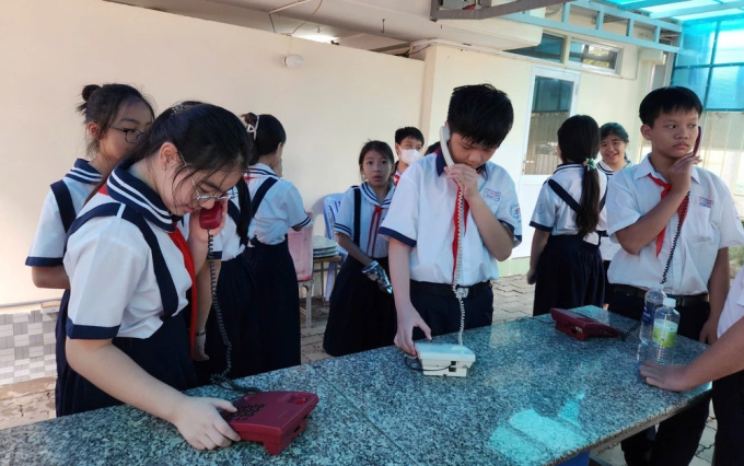 Học sinh THCS Lê Văn Tám, TP HCM, dùng điện thoại của trường để liên hệ với bố mẹ. Ảnh: Sơn Ca