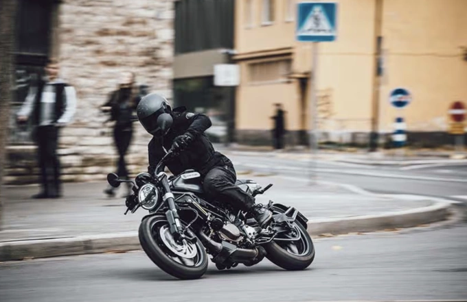 Mẫu xe Husqvarna là một trong ba chiếc mô tô đua bị nhóm trộm lấy đi trong vụ việc. Ảnh: Zigwheels