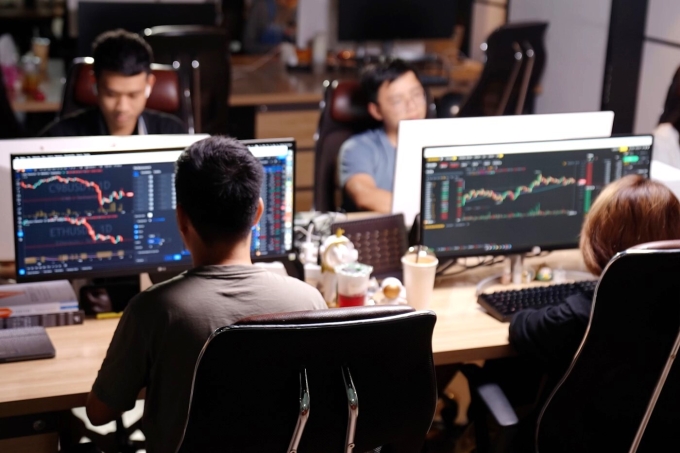 Một nhóm bạn trẻ ở TP HCM đang theo dõi diễn biến giao dịch các cặp tiền mã hóa. Ảnh: NVCC
