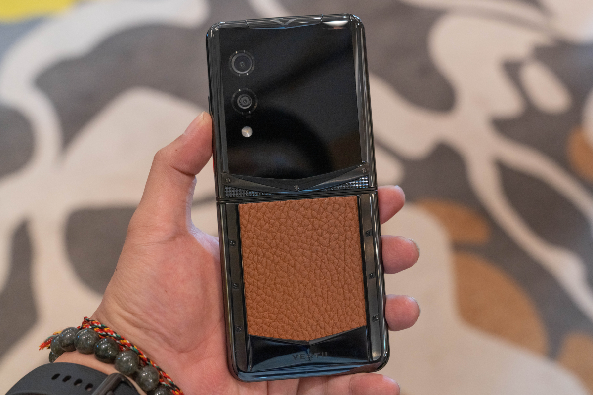 Vertu ra smartphone gập, giá từ 159 triệu đồng
