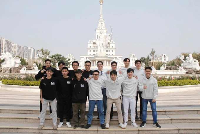 Thanh (bìa phải, hàng trên) cùng nhóm bạn thân ở đại học. Ảnh: Nhân vật cung cấp
