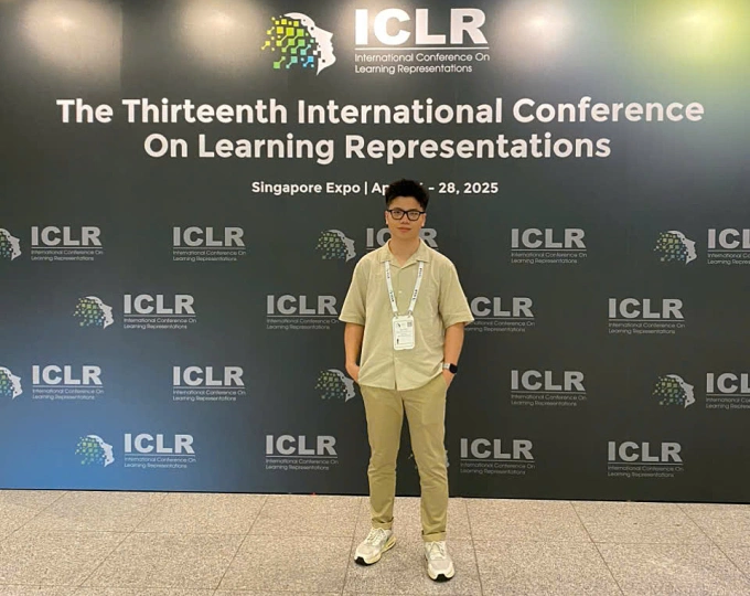 Cao Minh Tuệ tại ICLR 2025 - hội thảo đầu ngành về AI trên thế giới với vai trò là tác giả đầu một bài báo khoa học. Ảnh: Nhân vật cung cấp