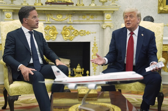 Tổng thống Mỹ Donald Trump (phải) trong cuộc gặp Tổng thư ký NATO Mark Rutte ở Phòng Bầu dục ngày 14/7. Ảnh: AP