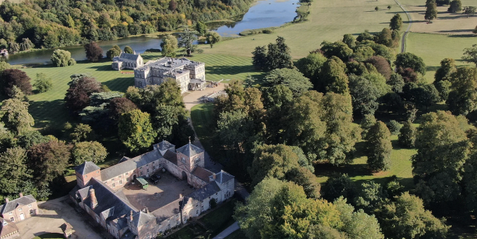 Constance lớn lên tại Crichel House ở Dorset, lâu đài 25 phòng nằm trên khu đất rộng 2.000 hecta. Ảnh: Telegraph