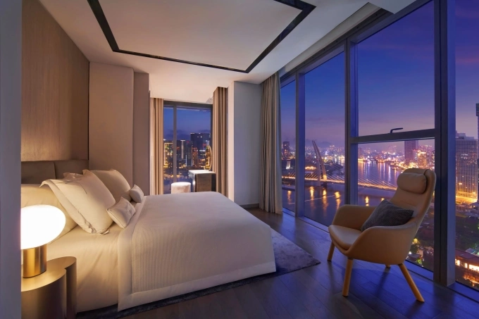 Mỗi căn hộ sở hữu tầm nhìn rộng mở hướng về trung tâm thành phố, sông Sài Gòn và mảng xanh Thảo Cầm Viên, một đặc quyền hiếm có giữa lõi trong tâm Sài Gòn.