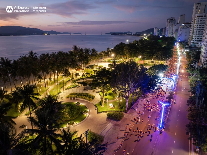 Các runner VnExpress Marathon Nha Trang 2024 sải bước trên cung đường ven biển lúc rạng sáng. Ảnh: VnExpress Marathon