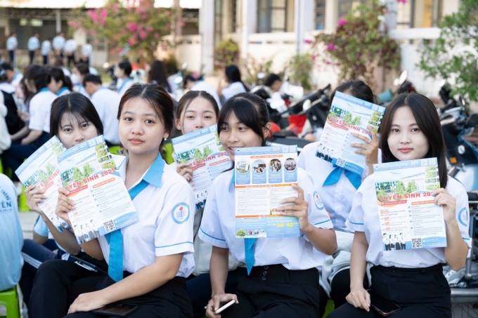 Học sinh TP HCM tìm hiểu thông tin tuyển sinh đại học 2025, tháng 6. Ảnh: HUIT