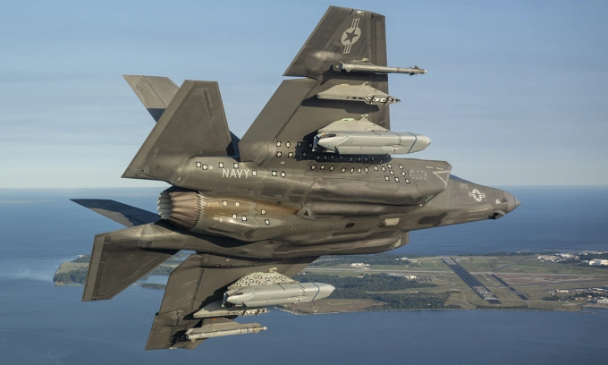 Tiêm kích F-35C Mỹ mang hai tên lửa AGM-158C trong thử nghiệm tại bang Maryland tháng 9/2024. Ảnh: US Navy