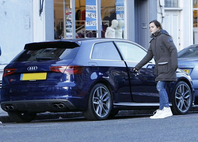 Emma Watson và chiếc Audi chạy xăng khiến cô bị chỉ trích. Ảnh: Pinterest