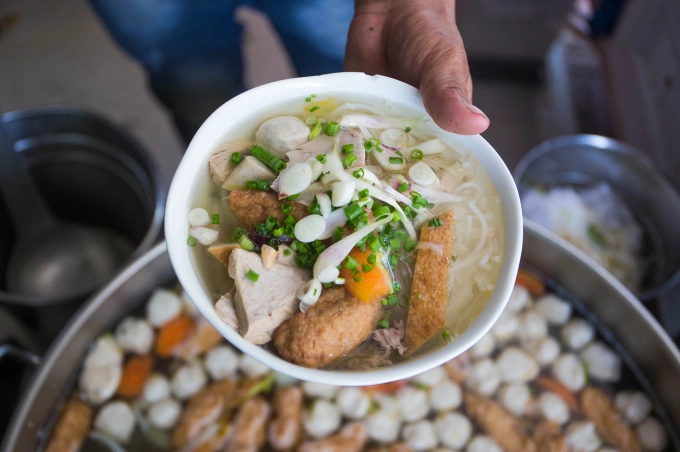 Runner có thể thử bún chả cá Nha Trang trước buổi chạy sáng hoặc sau khi vận động để hồi phục năng lượng. Ảnh: Xuân Phương