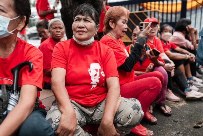 Người ủng hộ ông Thaksin chờ bên ngoài tòa án