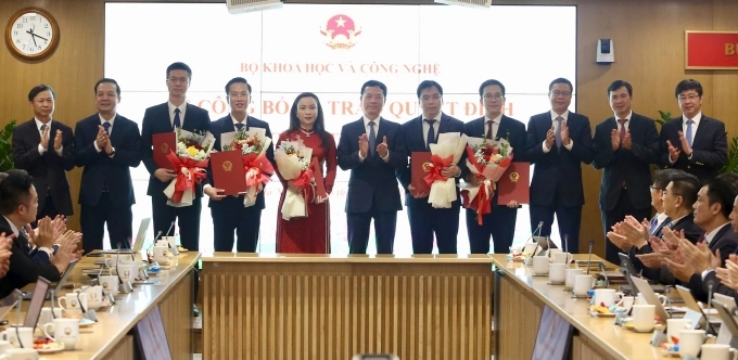 Bộ trưởng Nguyễn Mạnh Hùng trao quyết định về công tác cán bộ, chiều 16/7. Ảnh: Doãn Mạnh
