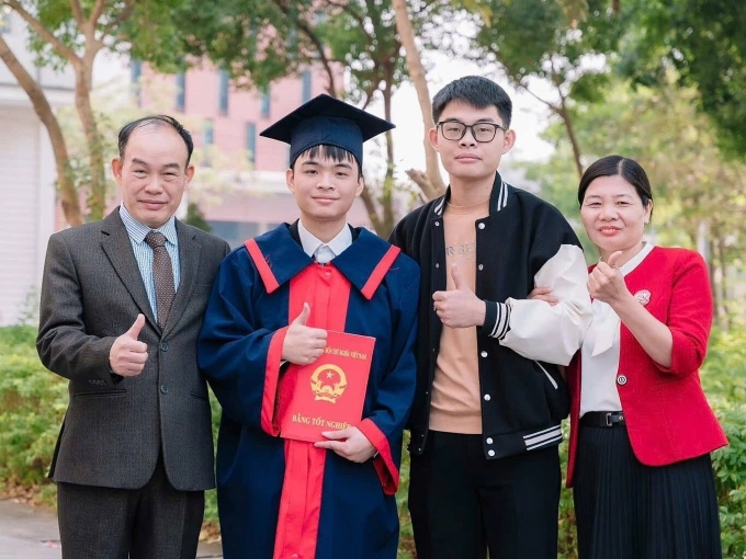 Nguyễn Quang Minh (thứ 2, bên trái, mặc lễ phục) chụp cùng gia đình trong buổi lễ tốt nghiệp THPT hồi cuối tháng 5. Ảnh: Nhân vật cung cấp