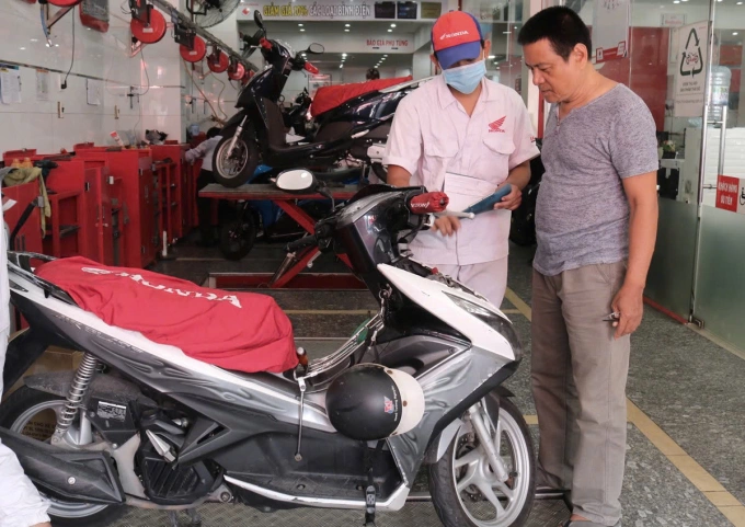 Người dân đi đo khí thải miễn phí tại trung tâm bảo dưỡng khi TP HCM dự tính thí điểm kiểm soát khí thải xe máy, năm 2020. Ảnh: Giang Anh