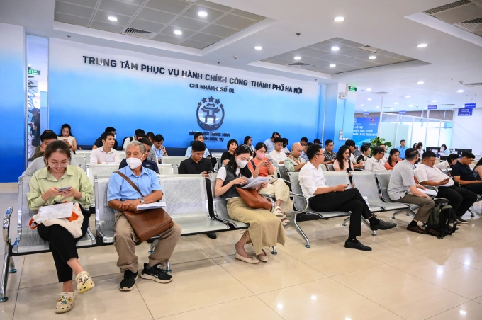 Người dân Hà Nội làm thủ tục tại Trung tâm phục vụ hành chính công. Ảnh: Giang Huy