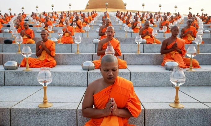 Các nhà sư cầu nguyện trong một buổi lễ cúng dường tại chùa Wat Phra Dhammakaya ở tỉnh Pathum Thani, phía bắc Bangkok, hồi năm 2015. Ảnh: Reuters Các nhà sư cầu nguyện trong một buổi lễ cúng dường tại chùa Wat Phra Dhammakaya ở tỉnh Pathum Thani, phía bắc Bangkok, hồi năm 2015. Ảnh: Reuters