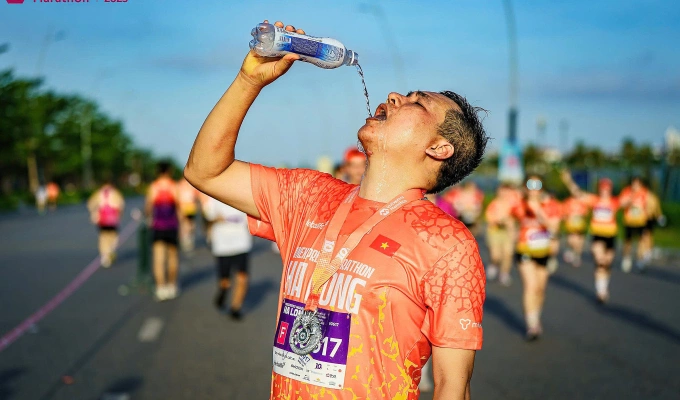 Runner cần bổ sung đủ nước suốt cuộc đua. Ảnh: VM