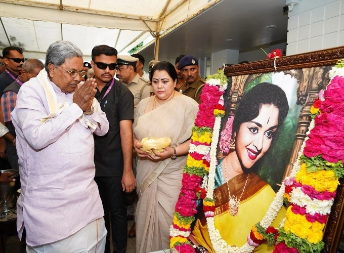 Thủ hiến Siddaramaiah đến viếng nữ diễn viên B. Sarojadevi. Ảnh: Facebook/Chief Minister of Karnataka