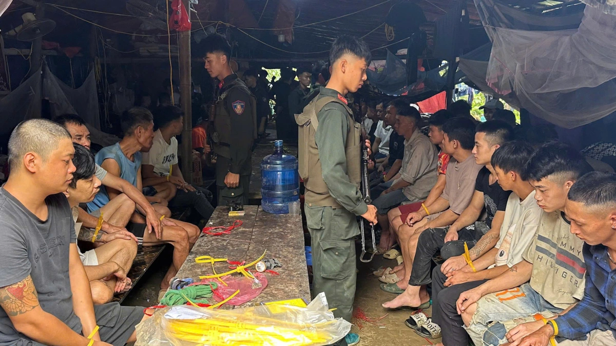 Công an tập kích điểm khai thác vàng trái phép lúc rạng sáng