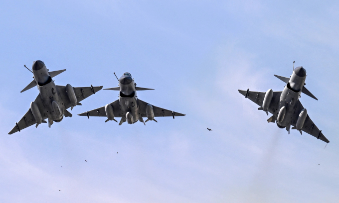 Biên đội J-10CE Pakistan bay biểu diễn trong cuộc duyệt binh ở Islamabad hồi tháng 3. Ảnh: AFP