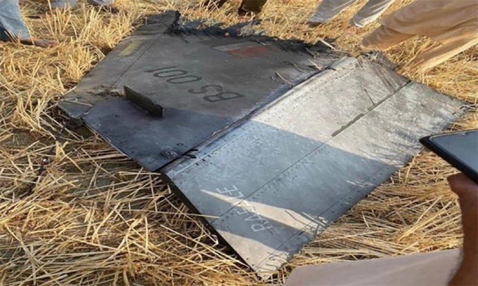 Mảnh vỡ được cho là cánh đuôi đứng của tiêm kích Rafale Ấn Độ trong ảnh công bố ngày 7/5. Ảnh: Aviation Week