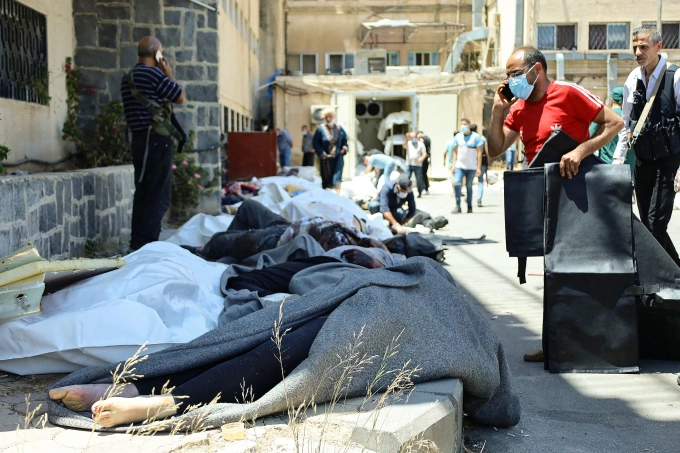 Thi thể phủ bạt bên ngoài một bệnh viện ở thành phố Sweida, miền nam Syria, ngày 17/7. Ảnh: AFP