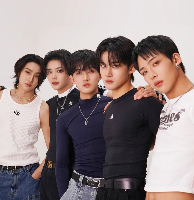 Các thành viên 1VERSE từ trái qua phải: Kenny, Aito, Seok, Nathan và Hyuk. Ảnh: Singing Beetle