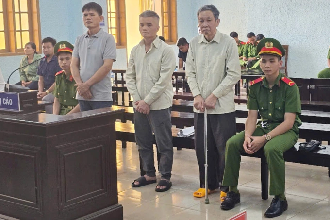Lê Hoàng Phúc (chống gậy) cùng 2 bị cáo trong phiên tòa hôm nay. Ảnh: Ngọc Oanh