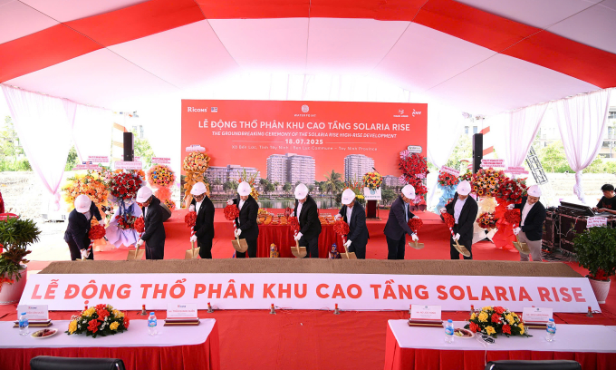 Các đại biểu thực hiện nghi thức động thổ khu căn hộ cao tầng Solaria Rise. Ảnh: Nam Long