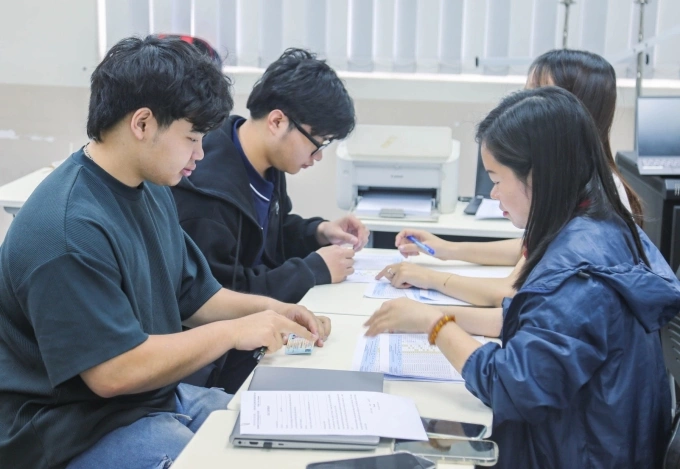Thí sinh đăng ký xét tuyển vào trường Đại học Việt Nhật, ngày 25/5. Ảnh: Đại học Việt Nhật