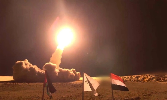 Tên lửa của Houthi rời bệ phóng trong vụ tập kích tháng 12/2024. Ảnh: Al Masirah