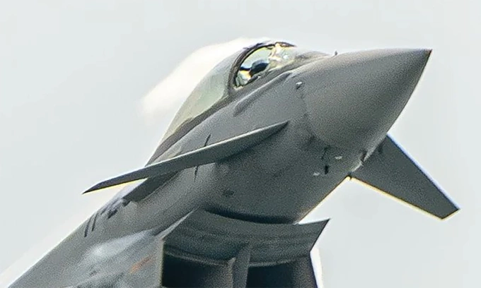 Kính buồng lái Eurofighter Typhoon EF2000 bị vỡ sau khi tiêm kích va vào chim trong ảnh công bố ngày 17/7. Ảnh: Javier Alonso de Medina Salguero