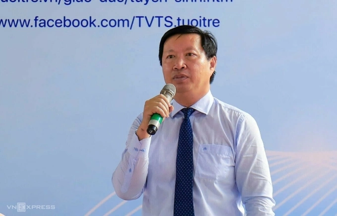 PGS.TS Nguyễn Ngọc Khôi tư vấn cho phụ huynh, thí sinh tại ngày hội lựa chọn nguyện vọng, ngày 19/7. Ảnh: Lệ Nguyễn