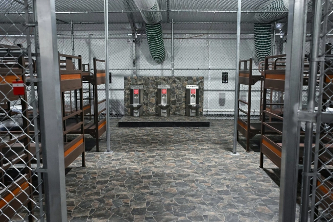 Nhà vệ sinh và giường tầng trong một phòng giam tại nhà tù cá sấu Alcatraz ở bang Florida ngày 1/7. Ảnh: AFP