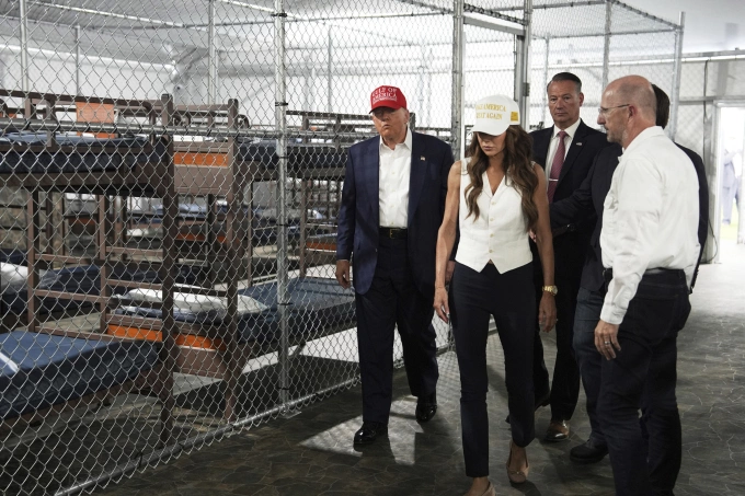 Tổng thống Mỹ Donald Trump (trái) cùng các quan chức thăm nhà tù cá sấu Alcatraz ở Ochopee, bang Flordia ngày 1/7. Ảnh: AP