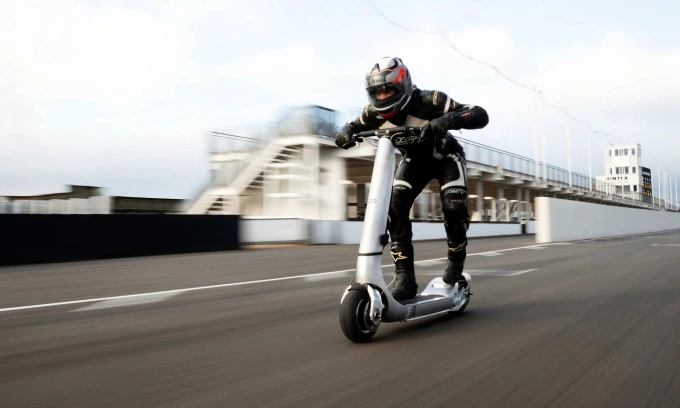 Scooter điện đứng Bo Turbo. Ảnh: Bo