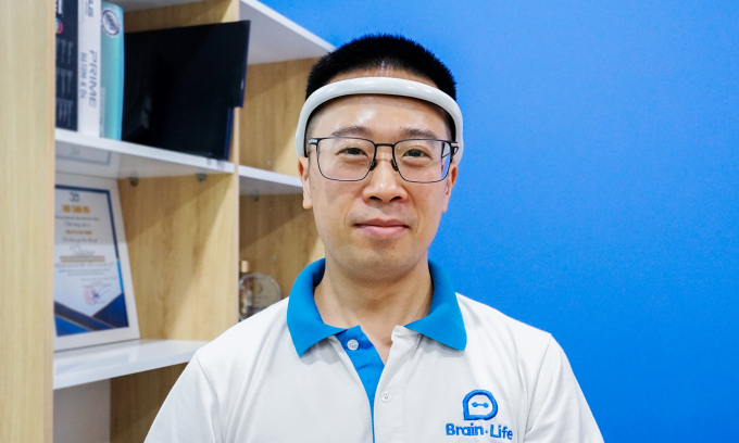 Tiến sĩ Vi Chí Thành và thiết bị Brain-Life Focus+. Ảnh: Bảo Lâm