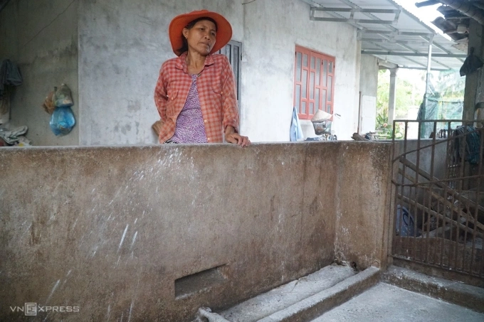 Bà Thu bên chuồng heo trống trơn vì toàn bộ heo đã chết vì dịch tả, chiều 19/7. Ảnh: Phạm Linh