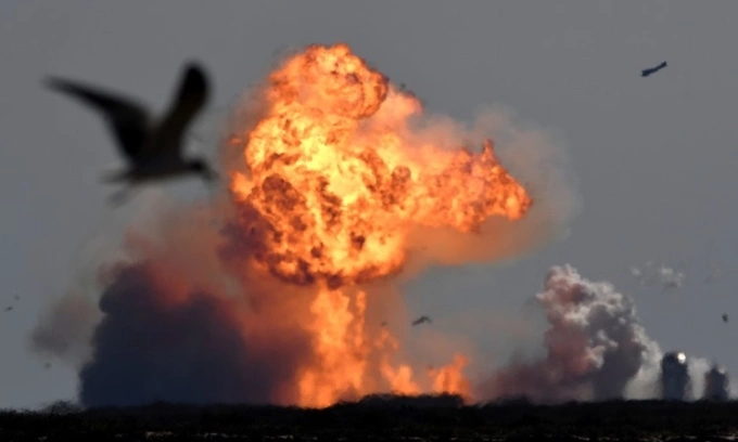 Tên lửa SpaceX phát nổ trong một thử nghiệm ở Boca Chica, Texas. Ảnh: Reuters