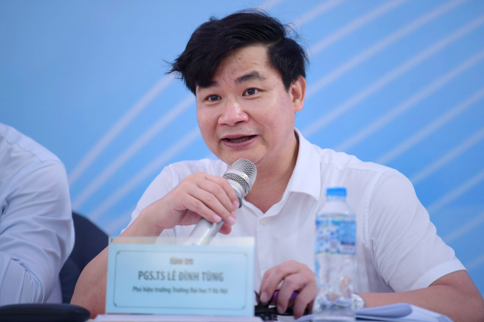 PGS.TS Lê Đình Tùng, Phó hiệu trưởng trường Đại học Y Hà Nội, chia sẻ tại Ngành hội lựa chọn nguyện vọng, sáng 19/7. Ảnh: Lê Linh