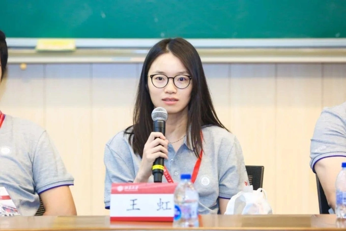 Vương Hồng trong buổi giao lưu với sinh viên ở Bắc Kinh hồi tháng 6. Ảnh: The Cover
