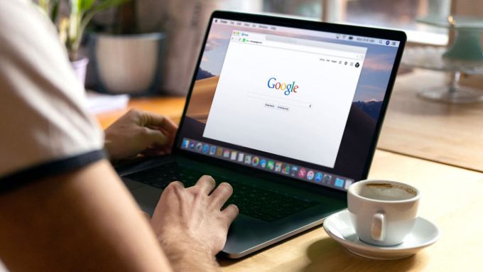 Người dùng truy cập website bằng trình duyệt. Ảnh: Firmbee/Unsplash
