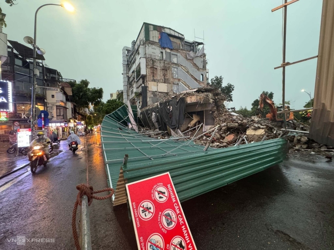 Hàng rào bao quanh tòa nhà Hàm cá mập ở Hà Nội, công trình đang được phá dỡ, bị giật đổ chiều 19/7. Ảnh: Giang Huy