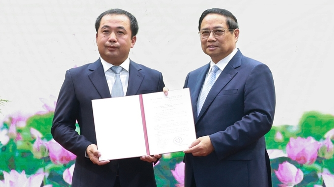 Thủ tướng Phạm Minh Chính trao quyết định giao quyền Bộ trưởng Nông nghiệp và Môi trường cho ông Trần Đức Thắng, trưa 19/7. Ảnh: Nhật Bắc