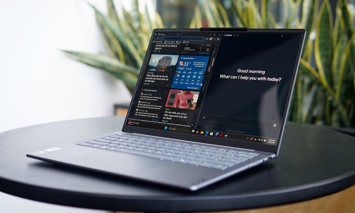 Laptop AI mỏng nhẹ, giá gần 40 triệu đồng