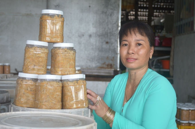 Nhờ mở rộng kênh bán hàng, bà Chuyển có lượng khách hàng ổn định. Ảnh: Chúc Ly