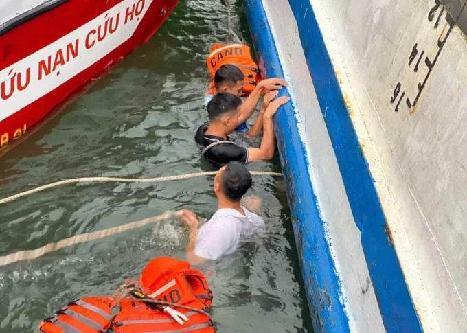 Thợ lặn tìm cách luồn dây vào tàu gặp nạn để có thể lật ngược tàu, dễ dàng tìm kiếm nạn nhân. Ảnh: Hải quân