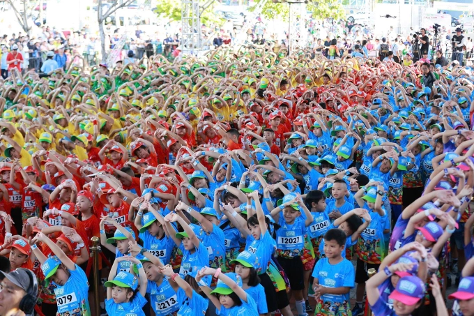 Những vận động viên nhí cùng nhau khởi động trước giờ xuất phát. Ảnh: VnExpress Marathon